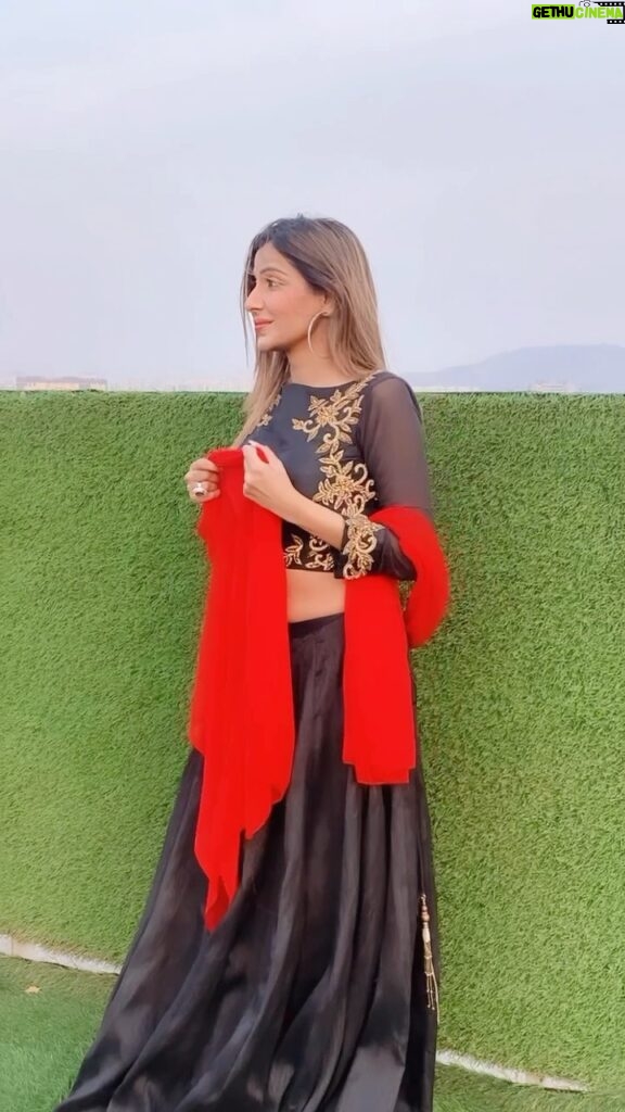 Sana Sultan Instagram - When you know your Song priorities well🐒Bollywood Girl foreva👻🪬🥰 Styling : @nilu_hayat Outfit : @aayeshasfashion2007