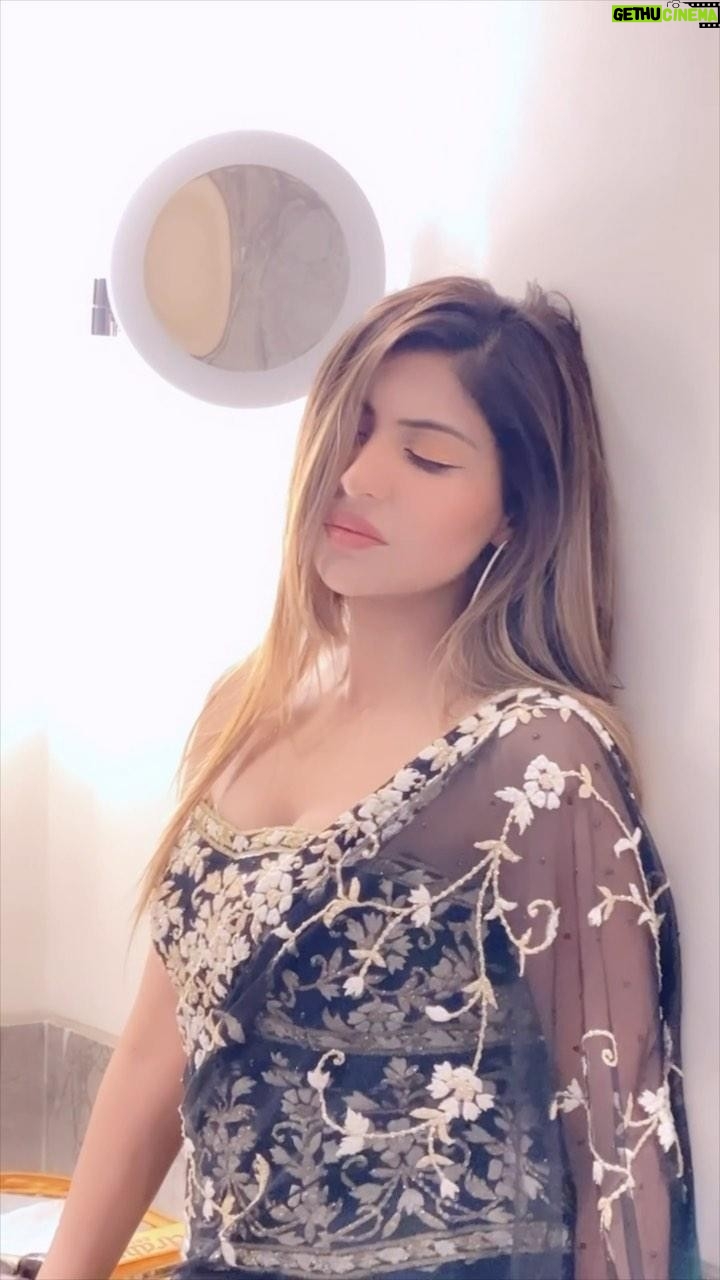 Sana Sultan Instagram - Ye song sun kar na chahte huye b kisi ki yaad aajati hai😅😇 Mumbai - City of Dreams
