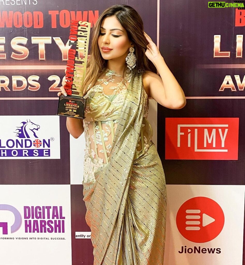 Sana Sultan Instagram - Yayyy… First Award of 2024🏆 Bollywood Town Lifestyle award presented by Jio News… Won the Award as “Charismatic Personality of the Year” ❤️Love the title though🥰 Thank u God… Thank u Universe Special thank u to @eventzfactory & @kunalthakkarofficial for honouring me with this beautiful tiltle. To all my lovelies shukriya for always being there…Promise to make the best out of this year. Keep Loving…Keep Supporting❤️🤍cheers🥂 Outfit : @aayeshasfashion2007 @nilu_hayat Sahara Star , Mumbai