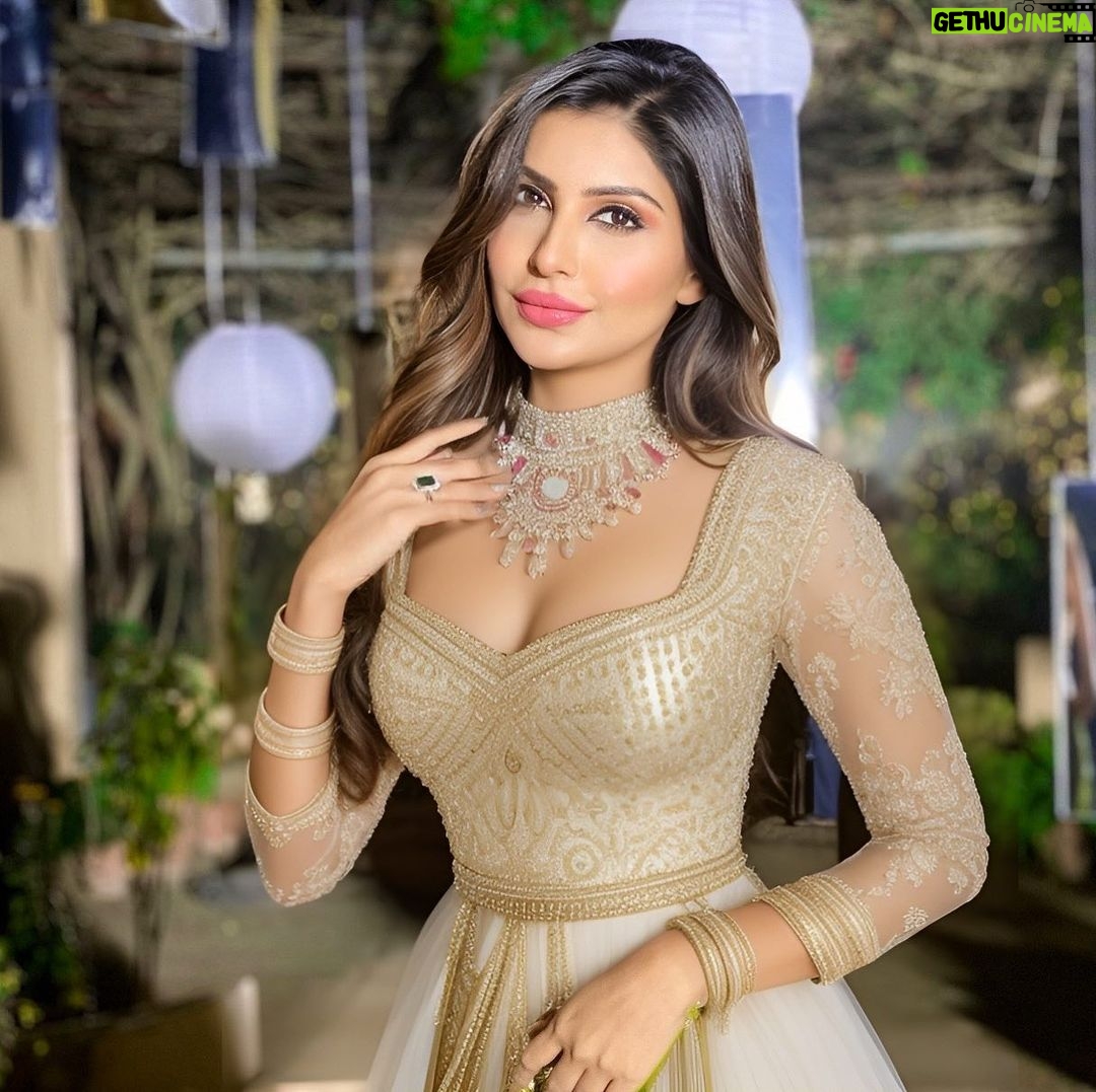 Sana Sultan Instagram - Kyuki nazakat toh khoon mei hai na👻🤍✨ Ye Tag line ka copy right leni wali hoon mei jaldi👀🐒