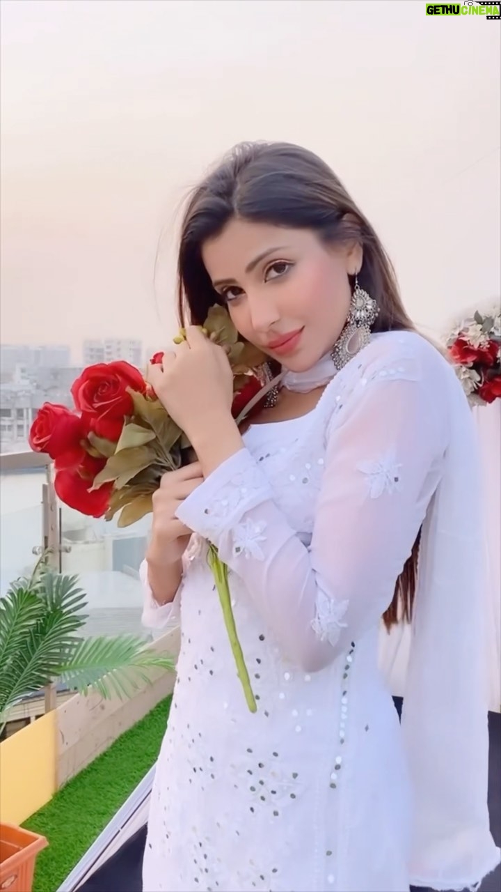 Sana Sultan Instagram - Kyuki nazakat toh khoon mei hai🥰 aur traditional outfit mei iss song ne chaar chand aur laga diye🤍 Beautiful track by @jassadhillon1 ✨ #hasdi