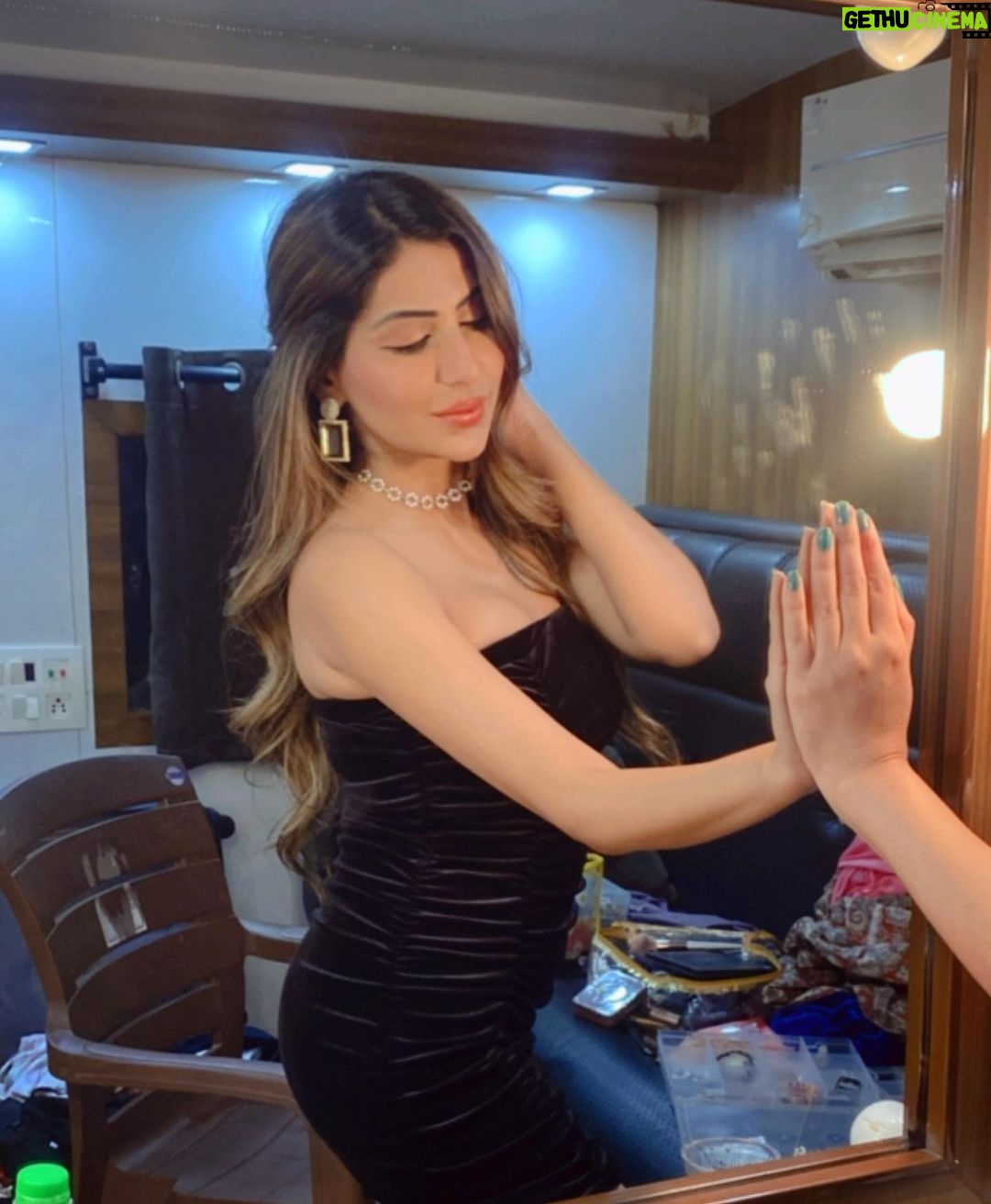 Sana Sultan Instagram - Handle with Care🤍🖤