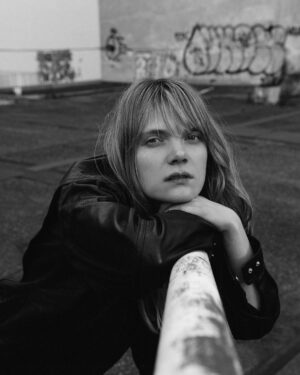 Sandra Drzymalska Instagram - Quick photos with @dreamallsky 

.

.

#actress #portrait #street #blackandwhite #eyes #wind #hair #lukaszdziewic