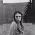 Sandra Drzymalska Instagram – To ja…z moimi cudownymi odstającymi uszami jak u elfa :)
A zdjęcie to zrobiła jedna z piękniejszych osób jakie znam na tejże Ziemii @martacylwik , która jest młoda, piękna, odważna i bardzo świadoma siebie i swojej twórczości @soilceramics!