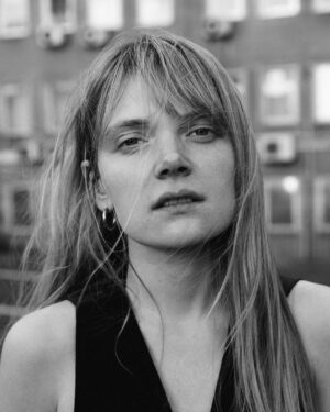 Sandra Drzymalska Instagram - Quick photos with @dreamallsky 

.

.

#actress #portrait #street #blackandwhite #eyes #wind #hair #lukaszdziewic
