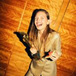Sandra Drzymalska Instagram - ✨✨✨ Film „IO” w reżyserii Jerzego Skolimowskiego został nominowany do Oskara. Gra w nim wspaniała, przezdolna Sandra Drzymalska @dreamallsky ✨✨✨ Z okazji tych cudownych wieści publikuję #outakes z sesji zrobionej w 2021 roku dla magazynu Wysokie Obcasy extra @wysokieobcasy_extra . Plastikowe zwierze stało na jednym z podwórek, na których robiłyśmy zdjęcia. Nie wiedziałam jeszcze wtedy, że powstanie film z osiołkiem w roli głównej, w którym zagra Sandra. Jednym ze zdjęć, które finalnie weszło do druku jest to ze złotą statuetką. Było okładką działu „Kulturalnie” w październikowym wydaniu magazynu z 2021 roku. Sandra stoi na nim w złotym garniturze i trzyma złotą statuetkę, na tle polskiej szafy z wysokim połyskiem 😎🪄✨✨✨✨ Trzymam kciuki Sandra, najmocniej jak potrafię. Foto&concept Alicja Kozak @alicja.kozak Styling Sandra Burak @akwamaryna Make up & hair Paulina Kopa @kopabadunkadunk Złoty Garnitur @angelikajozefczyk