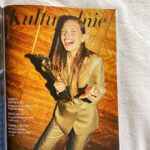 Sandra Drzymalska Instagram - ✨✨✨ Film „IO” w reżyserii Jerzego Skolimowskiego został nominowany do Oskara. Gra w nim wspaniała, przezdolna Sandra Drzymalska @dreamallsky ✨✨✨ Z okazji tych cudownych wieści publikuję #outakes z sesji zrobionej w 2021 roku dla magazynu Wysokie Obcasy extra @wysokieobcasy_extra . Plastikowe zwierze stało na jednym z podwórek, na których robiłyśmy zdjęcia. Nie wiedziałam jeszcze wtedy, że powstanie film z osiołkiem w roli głównej, w którym zagra Sandra. Jednym ze zdjęć, które finalnie weszło do druku jest to ze złotą statuetką. Było okładką działu „Kulturalnie” w październikowym wydaniu magazynu z 2021 roku. Sandra stoi na nim w złotym garniturze i trzyma złotą statuetkę, na tle polskiej szafy z wysokim połyskiem 😎🪄✨✨✨✨ Trzymam kciuki Sandra, najmocniej jak potrafię. Foto&concept Alicja Kozak @alicja.kozak Styling Sandra Burak @akwamaryna Make up & hair Paulina Kopa @kopabadunkadunk Złoty Garnitur @angelikajozefczyk