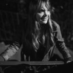 Sandra Drzymalska Instagram - Zapraszam do słuchania audiobooka ,,NIEKOMPETENTNI” 💜 link: https://www.storytel.com/pl/pl/books/niekompetentni-2095408 To była wspaniała praca! Dziękuje 🧡 Autor: Gabriela Łazarkiewicz - Sieczko Produkcja : @storytel.pl
