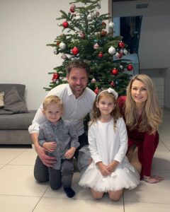 Sandra Parmová Instagram - Vánoce 2023 🎄🌟❤️ Přeji vám všem krásné sváteční dny, milá instarodinko🎄❤️ Užijte si čas se svými nejbližšími a hezky si odpočiňte u pohádek a cukroví 🤗❤️ #vanoce #myctyri #laskynase #rodina #vsichnispolu #nejvetsistesti #leonek #emily #nejlepsidarek #milujudekuju @pavel_pospec_pospisil @podle_emily ❤️❤️