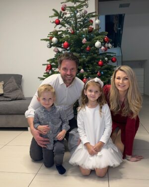 Sandra Parmová Instagram - Vánoce 2023 🎄🌟❤️

Přeji vám všem krásné sváteční dny, milá instarodinko🎄❤️ Užijte si čas se svými nejbližšími a hezky si odpočiňte u pohádek a cukroví 🤗❤️

#vanoce #myctyri #laskynase #rodina #vsichnispolu #nejvetsistesti #leonek #emily #nejlepsidarek #milujudekuju @pavel_pospec_pospisil @podle_emily ❤️❤️