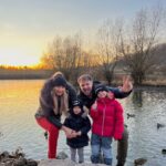 Sandra Parmová Instagram - Jedna obyčejně neobyčejná procházka 😍🌅👨‍👩‍👧‍👦 Krásný 3. adventní večer 🕯️❤️🎄 #myctyri #advent #rodina #prochazka #spolu #milujudekuju #zapadslunce #kouzlookamziku
