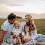 Sandra Parmová Instagram – Udělali jsme si radost a nechali si zvěčnit ty naše malé lásky 🤍 Děkujeme, @aneta_voborna_fotografka, že si nás sem vzala a že jsme za těch 5 min, než zapadlo slunce, stihli tuhle krásnou památku 🥰 
Mimochodem, Anetka a @chrastovanikola jsou skvělý a sehraný tým, pokud byste taky chtěli rodinné fotečky 🫶🏼 U nás máme třeba už teď o dárečku pro prababičku jasno 🤭

❤️ @pavel_pospec_pospisil 
❤️ @podle_emily 
📍 #jiznimorava 

#foceni #rodinnefoceni #rodina #laskynase #pamatka #family #familyportrait #lavju #ivanovice #brno #rodinnafotografka #focenivenku Jižní Morava