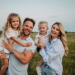 Sandra Parmová Instagram – Udělali jsme si radost a nechali si zvěčnit ty naše malé lásky 🤍 Děkujeme, @aneta_voborna_fotografka, že si nás sem vzala a že jsme za těch 5 min, než zapadlo slunce, stihli tuhle krásnou památku 🥰
Mimochodem, Anetka a @chrastovanikola jsou skvělý a sehraný tým, pokud byste taky chtěli rodinné fotečky 🫶🏼 U nás máme třeba už teď o dárečku pro prababičku jasno 🤭
❤️ @pavel_pospec_pospisil
❤️ @podle_emily
📍 #jiznimorava
#foceni #rodinnefoceni #rodina #laskynase #pamatka #family #familyportrait #lavju #ivanovice #brno #rodinnafotografka #focenivenku Jižní Morava