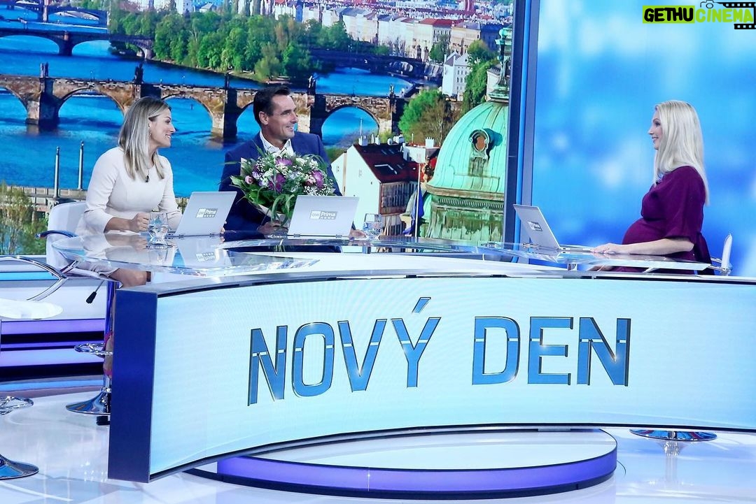 Sandra Parmová Instagram - 1134 dní rozdíl mezi fotkou 1 a 2, šaty zůstávají ☺️🙋🏼♀️ Těším se, že se zase budeme vídat.💜 Každé úterý ve 20:20 na @cnnprima v novém pořadu Svět financí s Trinity bank 💰📈💶 #zpatky #cnnprimanews #svetfinanci #novyporad #burza #inflace #reality #investice #poradime #vysvetlime #tesimese #tvprima Prague, Czech Republic