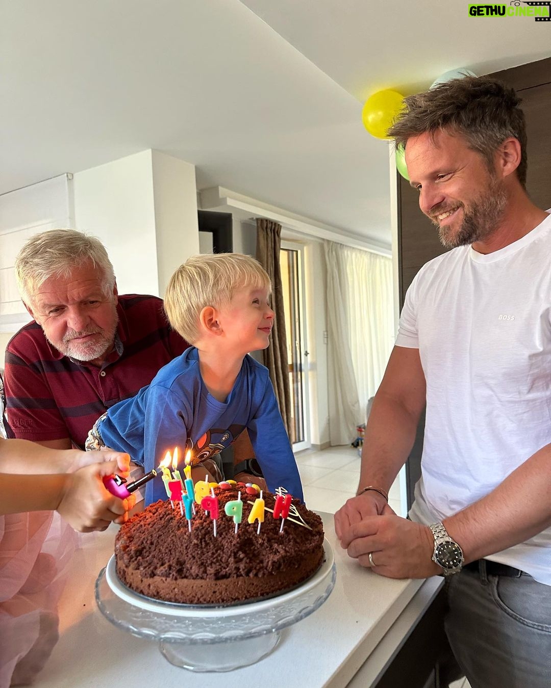 Sandra Parmová Instagram - Láska naše tříletá 🥹🥰 Náš úžasný, vnímavý, citlivý chlapeček…a největší milovník motorek a tlapkové patroly ☺️ Tenhle věk je prostě tak boží 🥰 #leonek #laska #narozeniny #triletak #tlapkovapatrola #tlapkovaoslava #birthday #familytime #threegenerations #family #lavju Brno, Czech Republic