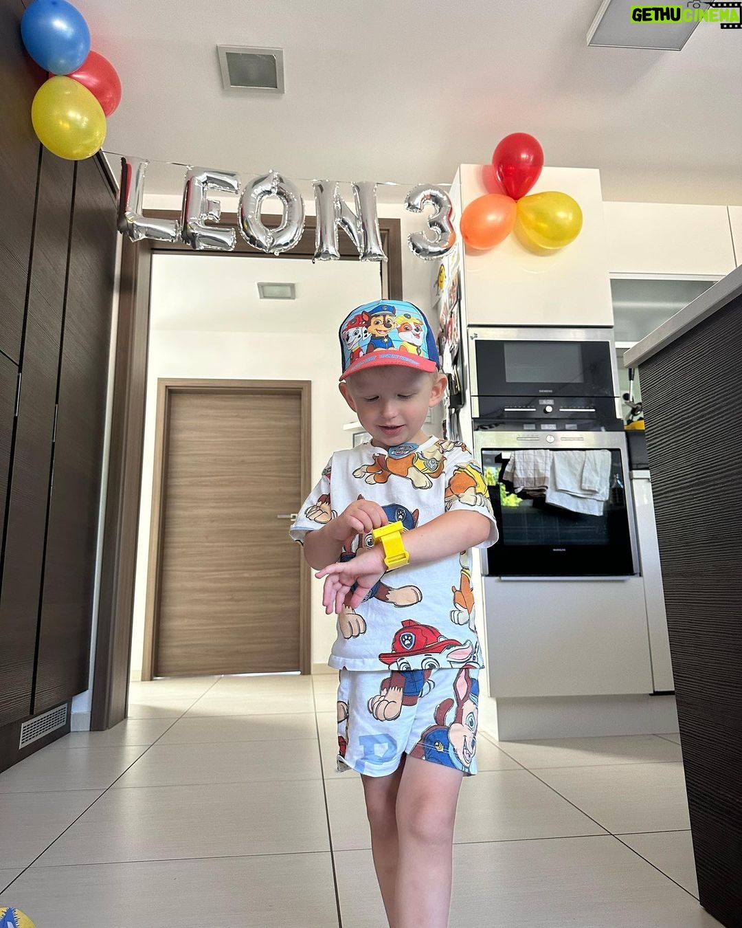 Sandra Parmová Instagram - Láska naše tříletá 🥹🥰 Náš úžasný, vnímavý, citlivý chlapeček…a největší milovník motorek a tlapkové patroly ☺️ Tenhle věk je prostě tak boží 🥰 #leonek #laska #narozeniny #triletak #tlapkovapatrola #tlapkovaoslava #birthday #familytime #threegenerations #family #lavju Brno, Czech Republic