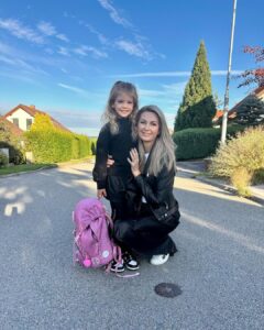 Sandra Parmová Instagram - První školní a školkový den.🩷💙 Ufff, mám pocit, že letos to bude pořádná jízda🎢😁 Všem moc držím palce, ať je váš rozjezd hladký a vykročíte pravou 🥰❤️ @podle_emily 🫶🏼 #emilka #leonek #prvniden #huraaa #doskoly #doskolky #tesimese #skolka #skolavola #laskynase Brno, Czech Republic
