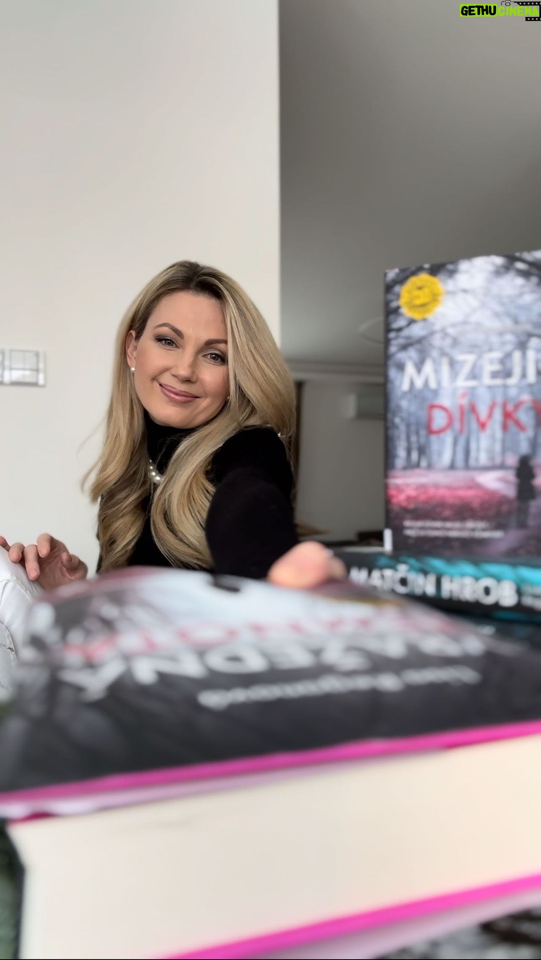 Sandra Parmová Instagram - 📚Soutěž📚 o knižní bestseller Vražedná temnota pro 3 z vás ❤️ 7. díl série od Lisy Reganové je o detektivce Josie, která řeší tajemné případy vražd. Podmínky soutěže: 📖 dát lajk videu ❤️ 📖 označit někoho, kdo rád čte 🤗 📖 komentářů může být více, jen profily se nesmí opakovat 3️⃣ výherce, kteří knihu dostanou ještě před Vánoci, vylosuji ve čtvrtek 14.12. Hodně štěstí všem 🍀 A ke knize - je to hodně zamotaný a napínavý příběh, který vás vtáhne hned na začátku, kdy se řeší vražda dvou mladých lidí, kteří tábořili v lese. Kromě krimi zápletek se v knize objevuje i téma sekty, tak je to místy trochu neuvěřitelné.☺️ Kapitoly jsou krátké a čtivé a musím říct, že i když jsem hodně dlouhou dobu netušila, jak to celé dopadne a kdo je vlastně vrah, na konci to do sebe celé zapadlo jako kostičky z lega😅Předchozí díly jsem zatím nečetla (úplně super je prý Matčin hrob☺️) a je fajn, že to nevadí a kniha se dá číst samostatně.👌🏼😊 Soutěž vznikla ve spolupráci s @cosmopolis_cz a @grada_cz. 📚 Děkuji a těším se, komu knihu pošleme i jak se postava hlavní hrdinky vyvine v dalším díle 😁 #spoluprace #grada #nakladatelstvicosmopolis #soutez #vanocnisoutez #soutezime #kniha #bestseller #detektivka #vrazednatemnota