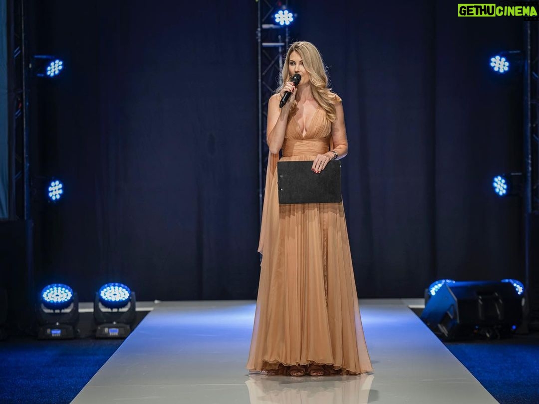 Sandra Parmová Instagram - Tolik jsem o téhle akci slyšela!😍Pro mnohé srdcová událost - veletrh @stylakabo. A já ji mohla letos poprvé moderovat. Dokonce u příležitosti neuvěřitelného 30 výročí akce!🤩 Děkuji, bylo mi potěšením. ❤️ #dress @miroslav.michael.knot #mua @chrastova_muah #bvv #stylakabo #veletrhstylakabo #brno #brnenskeveletrhy #brnenskevystaviste #moderace #prace #mama #dreamjob #loveit @bvvbrno @honza.foto.969 @chrastovanikola BVV - Brněnské výstaviště