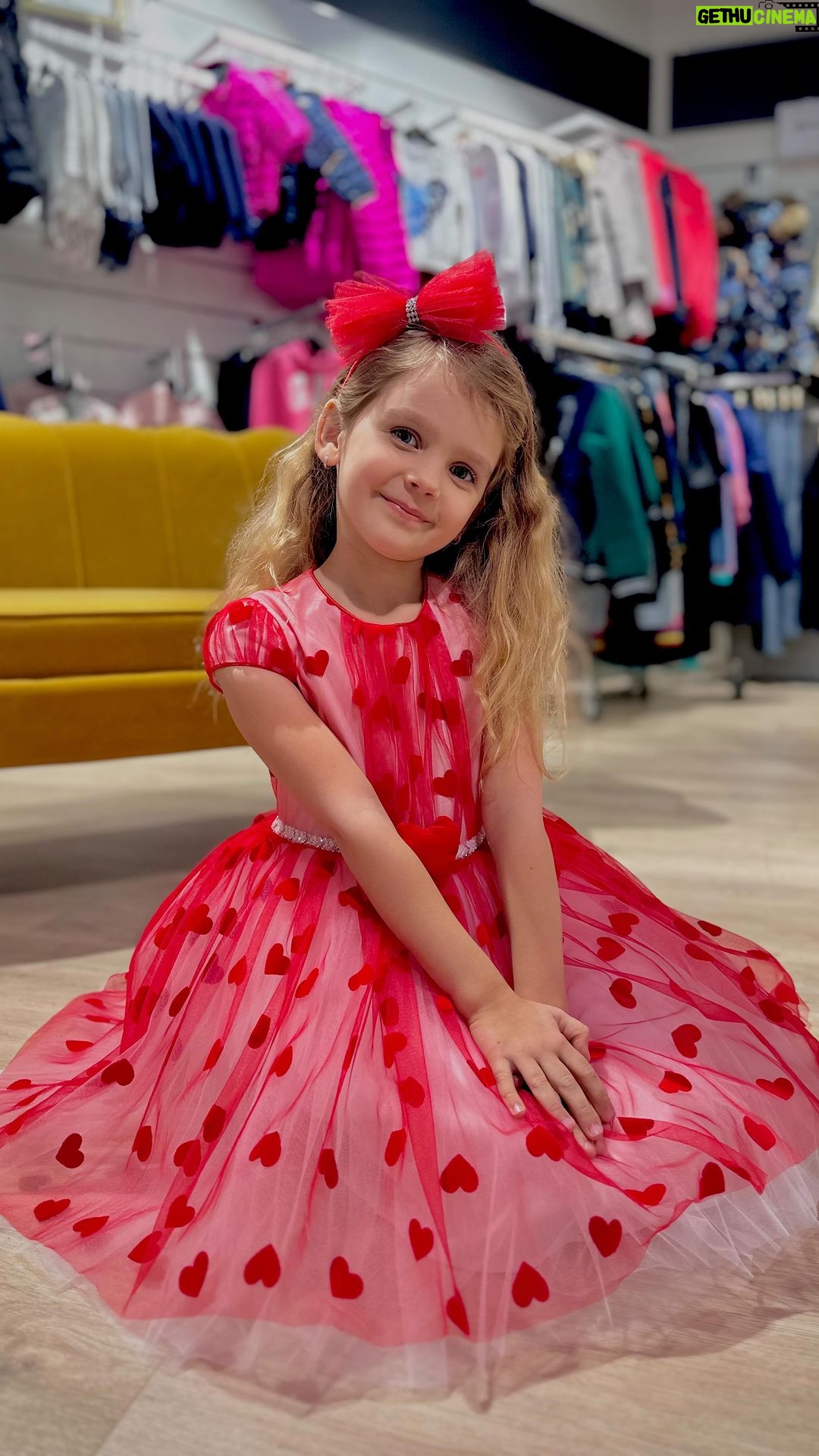Sandra Parmová Instagram - Sváteční inspirace - holčičí šatičky👗 s čelenkama ze stejného materiálu🌟😍 Tak které se vám líbí? 😉 Všechny šaty i čelenky seženete v @aboutkids_brno v @olympiacentrumbrno. A pokud máte obchod z ruky, dá se objednat i přes zprávy na IG. 😉 @podle_emily 💞 #saty #holcicisaty #celenka #celenky #dovlasu #inspirace #satyproholky #inspo #brno #olympia #olympiacentrumbrno #olympiabrno #aboutkids #detskybutik #kidsboutique #kidsfashion #minimodel #podleEmily #dress #festivedress #daga #novakolekce #proprincezny Olympia Brno