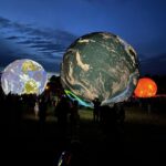 Sandra Parmová Instagram - Nádhera ve dne i v noci.🌗🪐🌕🌍🤩 Festival planet je na Kraví hoře k vidění až do 8.8., určitě zajděte 👌🏼❤️ Na profilu @brnoplanetarium si můžete vždy ověřit, jestli planety vzhledem k počasí nafukují 🫶🏼 #brno #kravihora #festivalplanet #slunce #zeme #planetazeme #zazitek #prodeti #rodicemvbrne #krasa #vednevnoci #odraz #vodnihladina #planety #nadhernapodivana #tip #prorodice #kamsdetmi #kamsdetmivbrne #planetarium #planetariumbrno #terralona #lunalona Kraví hora