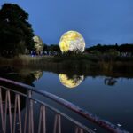 Sandra Parmová Instagram - Nádhera ve dne i v noci.🌗🪐🌕🌍🤩 Festival planet je na Kraví hoře k vidění až do 8.8., určitě zajděte 👌🏼❤️ Na profilu @brnoplanetarium si můžete vždy ověřit, jestli planety vzhledem k počasí nafukují 🫶🏼 #brno #kravihora #festivalplanet #slunce #zeme #planetazeme #zazitek #prodeti #rodicemvbrne #krasa #vednevnoci #odraz #vodnihladina #planety #nadhernapodivana #tip #prorodice #kamsdetmi #kamsdetmivbrne #planetarium #planetariumbrno #terralona #lunalona Kraví hora