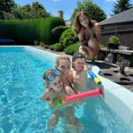 Sandra Parmová Instagram - Na prázdniny za babičkou a dědou. Jooo, vy se máte, lásky moje 💦☺️ #prazdniny #ubabicky #udedy #nejkrasnejsivzpominky #detstvi #unas #doma #frenstat #frenstatpodradhostem #family #homesweethome @aliceparmova ❤️ @podle_emily ❤️ Frenstat pod Radhostem