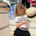 Sandra Parmová Instagram - Dnes mám pro vás bombu!💥 Kód SANDRA40 na 40% slevu v @aboutkids_brno!Na celý sortiment!😍 Mají překrásné prémiové značky jako Twinset, Poivre Blanc, Guess, Karl Lagerfeld, Billieblush nebo Timberland! Kód platí jak na e-shop, tak i v kamenné prodejne @aboutkids_brno, kde se nejlépe pokocháte všemi krásnými kousky oblečení a bot a můžete si je okamžitě odnést.🛍️Obchod najdete v @olympiacentrumbrno, tak neváhejte, 40% slevy doteď nebyly a nebudou!🫶🏼 Kód platí do středy 5.7., ale znáte to, kdo dříve přijde ☺️ Inspiraci vám nahážu i do stories. Tak příjemné nákupy! ❤️ #moda #detskamoda #deti #inspirace #fashion #kidsfashion #aboutkids #aboutkidsbrno #obleceni #obleceniprodeti #premiovamoda #spoluprace #brno #olympia #olympiabrno #loveit #leto #summer #summerfashion #summerkidsfashion #sale #sleva Olympia Brno