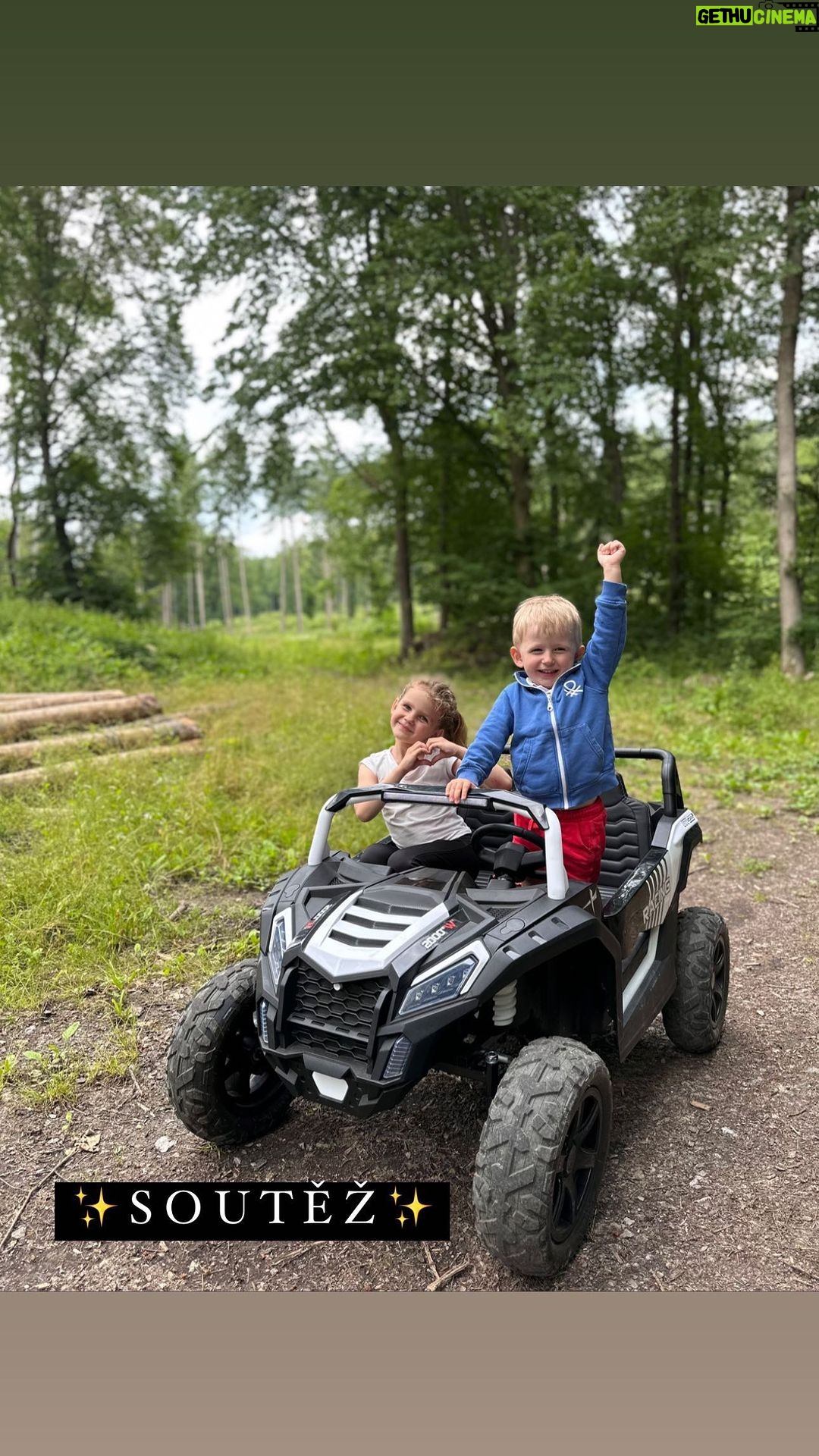 Sandra Parmová Instagram - 🚗🧸 SOUTĚŽ s @ministerstvohracek 🧸🚗 Už máte dárek za vysvědčení? 😇 Vyhrajte v soutěži VOUCHER v hodnotě 5000 Kč a nebo využijte SLEVOVÝ KÓD (níže👇🏼) od @ministerstvohracek a pořiďte vašim dětem nějakou hračku nebo třeba rovnou elektrické autíčko dle vlastního výběru, se kterým mají procházky hned jiný drive 😃🏁 Podmínky soutěže jsou jednoduché🫶🏼 💥 Dát lajk tomuto videu ❤️ 💥 Sledovat @ministerstvohracek, @sandrapospisilova & @podle_emily 💥 A označit alespoň 2 profily těch, kdo mají doma malé závodníky 🏎️🏁 a měli by z výhry radost (Sdílení soutěže není podmínkou, ale potěší❤️ A počet komentářů není omezen, jen je třeba označit vždy jiné profily - bude se kontrolovat ☺️) Soutěž potrvá do 30.6., kdy vylosuji vítěze. 🎁🥳 Držím všem pěsti!✊🏼 A kdo nechce čekat, mám pro vás i SLEVOVÝ KÓD - LEONEK10, se kterým získáte 10% slevu na celý sortiment - jak autíčka, tak i hračky 🤗 Kód platí od dneška do pátku 7.7. do půlnoci, tak to nepropásněte💥😎 #darek #darekzavysvedceni #leonek #emily #zavodnici #novakara #auticko #elektrickeauto #ministerstvohracek #🚗 #slevovykod #spoluprace #soutez #soutezime #tipnadarky #prodeti #ctyrkolka #projizdka #vlese #terennijizda #terenniauto #inspirace #zabava #fun #kids #electriccar Brno, Czech Republic