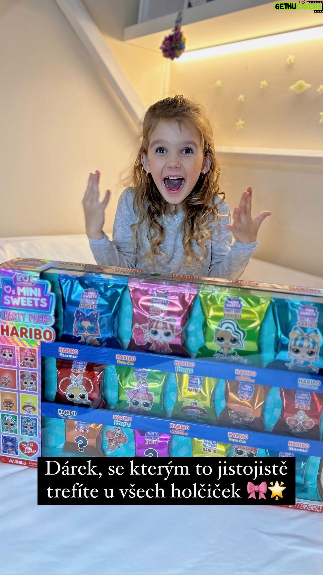 Sandra Parmová Instagram - Dárek od @lolsurprise_czsk, se kterým to jistojistě trefíte u všech holčiček 🎀🌟🥳 Jak už od nás víte, že L.O.L. Surprise! se spojilo s ikonickým výrobcem sladkostí a společně s Haribo vám přináší panenky, jejichž doplňky jsou inspirované právě Haribo sladkostmi. A konkrétně v tomto blýskavém balení “L.O.L. Surprise! Loves Mini Sweets HARIBO rodinka” najdete více než 45 překvapení a 9 exkluzivních postaviček❣️😍 A jak objevila Emilka, krásně se doplňuje s dalšími hračkami z Haribo série, třeba s kufříkem, který je taky úplně úžasný a představovaly jsme vám ho nedávno. Tak se nám pochlubte, kdo taky naděluje pod stromeček nějaké LOL panenky? ☺️❤️ #LOLSurprise #LOLSurpriseCZSK #LOLHaribo #CollectLOL #LOLSurpriseToys #spoluprace #inspirace #tipnadarek #darekprodeti #darekproholcicku #detskainspirace #proholcicky #sbiramelolky #hracka #hracky #toys #kidstoys #podleEmily #ambasador @podle_emily 🩷 #novinka #Haribo #haribomedvidci