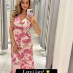 Sandra Parmová Instagram - Letní šaty!☀️ TOP 14 kousků, které najdete v obchodech v @olympiacentrumbrno, kde letní kolekce jedou naplno! Tak které padly do oka vám? 👀 Dejte mi do komentáře vědět ❤️ Jedny jsem si teda koupila, i když to bylo těžké a určitě bych využila minimálně ještě troje 😅 Mimochodem, v Olympii můžete vybírat nejen módu a doplňky ve více než 200 obchodech. Já si mé oblíbené značky oběhla, zatímco si Emilka hrála a tvořila v dětském koutku @dkolympiabrno 👌🏼😃 O téhle parádní službě pro děti i rodiče jsem se dozvěděla teprve nedávno díky IG, tak to dávám dál jako užitečný tip.😉 V jakých obchodech v Olympii nakupujete nejraději vy? Nebo tam jezdíte hlavně do kina?🍿✌🏼😃 #olympia #olympiabrno #obchodnicentrum #obchody #nakupy #inspirace #letniinspirace #saty #leto @espace_shop @liujobrno #outfit #ootd #summer #dress #fashion #fashionstyle #shopping #brno #modrice #spoluprace #detskykoutek #prorodice #prodeti Olympia Brno