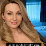 Sandra Parmová Instagram - ✨NÁVOD na modelkovské vlny + VYCHYTÁVKY na delší výdrž účesu!✨ Jak si vytvořit vlny na každodenní nošení - tedy takové, které nebudou na žádnou příležitost ani moc, ani málo? ☝🏼😜 Postup máte tady❤️ 1️⃣ Do ještě vlhkých umytých vlasů nanesete lehký gel Wellaflex Instant Volume Boost pro uhlazení vlasů, objem a tepelnou ochranu.🌡️ 2️⃣ Vlasy rozčešete a vyfoukáte. Ideálně v předklonu a pak i přes kulatý kartáč. 3️⃣ Dále doporučuji stylingový spray pro dlouhotrvající výdrž vln Wellaflex CURLS & WAVES. Nastříkám do celé délky vlasů na místa, kde budu tvořit kolem obličeje vlny. TIP🌟 Dá se použít i na suché vlasy pro refresh účesu.👌🏼 4️⃣ Opět lehce vyfoukáte. 5️⃣ Začnete kolem obličeje točit vlnky. Chce to grif, ale dá se naučit 😃 Vlnky točíte směrem dále od tváře stále níže, až nakonec dole vzadu jen lehce zakroutíte konečky. 6️⃣ Takto upravené vlasy rozčešete a WOW efekt je tady❣️😍 7️⃣ Pro ještě pro delší výdrž účes zalakujete. Já používám Wellaflex Form & Finish s nejvyšší fixací 5💪🏼 TIP🌟 Krásné vlny jistě dokážete vytvořit i bez stylingových produktů, ale díky jejich použití vlasy nejen ochráníte, ale prodloužíte výdrž účesu i na několik dní. Vlnky totiž vypadají pořád hezky, i když lehce “popadnou”. Dejte mi vědět, jestli pro vás byl tutorial užitečný a nebo jak se vám vlnky povedly 🖤 Krásný den 💋 Produkty seženete v běžných drogeriích a pro více tipů ohledně vlásků můžete sledovat @wellaflex_cz_sk. 💆🏼‍♀️💜 *spoluprace #goodhairday #hair #hairturorial #vlny #modelkovskevlny #wella #wellaflex #wella_cz_sk #mywellaflex #adtrue #festivehair #curlyhair #hairstyles #hairoftheday #wowefekt #musthave Brno, Czech Republic