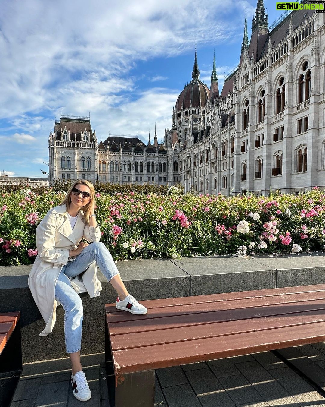 Sandra Parmová Instagram - Hello from Budapest 🇭🇺🌸 . . . #girlsweekend #day1 #budapest #hungary #hungarianparliament #lovelyday #hellofrombudapest Parlamento Budapest