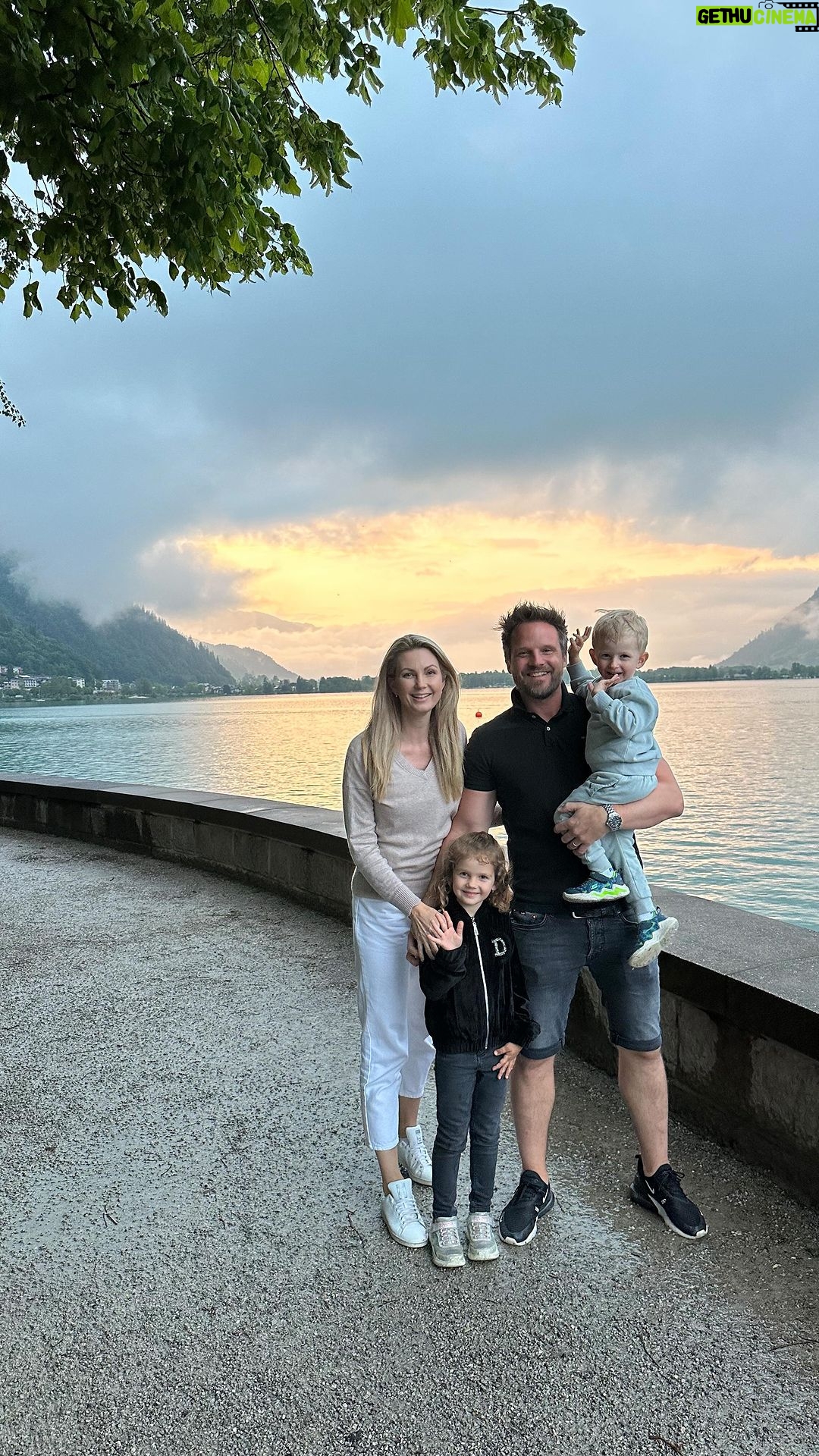 Sandra Parmová Instagram - Kaprun 🏔️❤️🚠 Užijte si ho taky se slíbenou slevou u portálu @travelking.cz 🌟Kód SANDRA vám platí do konce června na všechny zájezdy, i na ty, které jsou aktuálně v Travelbombách, tedy o 30% levnější💥 A já vám k tomu přidám ještě dalších 7% se slevovým kupónem SANDRA❤️ Nám na portálu Travelking doporučili @hotelgruenerbaum jen pár metrů od jezera v malebném městečku Zell am see, který jsme pro vás zároveň měli ověřit.✅ A byl to opravdu parádní rodinný hotel.👍🏼 Pokoje čisté a hezky zařízené, lokalita skvělá. A to jídlo!😍🌟 Doporučuji určitě polopenzi, protože 5-ti chodové večeře a pestré snídaně byly výborné. Moc jsme se na ně vždy těšili stejně jako na milý personál. 🫶🏼☺️ No a kromě hotelu jsme si užili i výlety po okolí - moc doporučujeme dechberoucí Krimmelské vodopády, lanovku na vrchol Schmittenhöhe s krásnou hřebenovou túrou nebo procházky kolem jezera. (My měli i elektrokoloběžky a na nich bylo poznávání okolí taky prima👌🏼☺️). Více tipů k výletům najdete v předchozích postech nebo ve výběru ZellAmSee🇦🇹 na profilu💋 Přeji vám krásnou dovolenou a spoustu zážitků🤗❤️ #travelking #dostupnecestovani #spoluprace #rodinnadovolena #travelkingcz #rakousko #zellamsee #kaprun #krimmelskevodopady #krimmelwaterfall #krimmlerwasserfälle #schmitten #schmittenhohe #hotelgruenerbaum #familytrip #enjoyingnature #enjoyingthemoment #austria #travel #travelgram #love #hapiness #nofilter #mustsee Kaprun, Austria