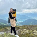 Sandra Parmová Instagram - Schmittenhöhe 🚠🏞️🇦🇹 Další tip na nádherný výlet v oblasti Kaprunu. Na jeden z tamních vrcholů Schmittenhöhe (2000 m.n.m.) se za pár minut dostanete lanovkou. Výhled do údolí na městečko Zell am see a tamní jezero (samozřejmě když vám přeje počasí ☺️) je naprosto úchvatný! 😍 Ale i sama náhorní planina má obrovské kouzlo. My si dali procházku po hřebenech, která se dá i s dětmi krásně zvládnout. Co kousek je buď hospůdka nebo různé dětské průlezky, dřevěné sochy zvířat nebo úkoly, takže se celá rodina krásně zabaví 🤗 S letní kartou Zell am see, kterou nabízí vybrané hotely (i ten náš @hotelgruenerbaum, který nám doporučili @travelking.cz), máte navíc vstupné o 10% levnější. My platili za rodinu 83,5 EUR. #rodinnadovolena #rakousko #zellamsee #kaprun #schmitten #schmittenhohe #bahn #familytrip #enjoyingnature #enjoyingthemoment #travelking
