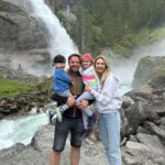 Sandra Parmová Instagram - Krimmelské vodopády 🇦🇹🏞️ Jen pár hodin jízdy z Česka, kousek od Zell am see, je tahle nádhera.😍 Slovy se dá jen těžko popsat ta neskutečná síla přírody, obzvlášt když máte štěstí a přijedete po dešti 💦☺️ Podle Googlu jsou zdejší vodopády jedny z nejkrásnějších v Evropě. Za nás jako rodinu s malými dětmi je úplně skvělé, že se k nim snadno dostanete krásnou procházkou. Má cca 6 km. Po trase je navíc mnoho zastávek s dechberoucím výhledem. Děti do 6-ti let mají vstup zdarma, my si jinak koupili kombinované vstupné nejen na vodopády, ale i na bližší parking a také na vstup do vodního světa s venkovními atrakcemi, což s malými dětmi určitě doporučuji. S letní kartou Zell am see, kterou nabízí vybrané hotely (i ten náš @hotelgruenerbaum, který nám doporučili @travelking.cz), máte navíc vstupné na mnoho míst ještě levnější. Tak jen takový tip ❤️ Už brzy pro vás navíc budu mít právě u @travelking.cz slevový kód pro všechny, kdo mají rádi dostupné cestování a ověřená místa ❤️ #rodinnadovolena #spoluprace #travelking #osobneovereno #cestovniagentura #dostupnecestovani #rakousko #zellamsee #krimmelskevodopady #krimmelwaterfall #krimmlerwasserfälle #familytrip #enjoyingnature #enjoyingthemoment Krimmler Wasserfälle