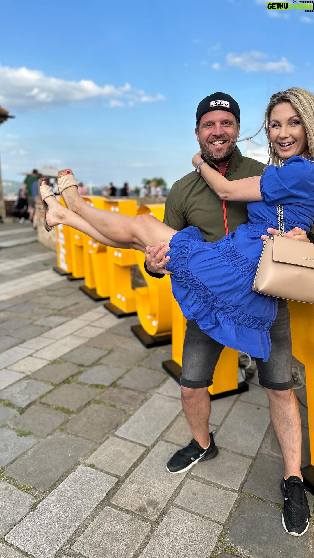 Sandra Parmová Instagram - @fresh_festival ještě dnes na @hradspilberk 😍💙 My si to včera moc užili, vyrazte taky. Dnes tam máte dokonce šanci potkat @zdenek_pohlreich_official 🌟 Fresh festival bude už navždy naše srdcová akce. Přesně před 7 lety, když byl v Brně poprvé, nás na něm kamarádi seznámili 👩🏼❤️👨🏽 Takže když se letos akce tentokrát na Špilberk vrátila, nemohli jsme chybět🥰 Děkujeme @klapina, @plachy_martin a taky Péťo, že jsi si mě tehdy vybral do týmu🎤☺️ #freshfestival #primafreshfestival #srdcovaakce #seznameni #laska #nejenkjidlu #laskaprochazizaludkem #brno #spilas #hradspilberk #plzen #liberec #olomouc #foodfestival #love #couplegoals #lavju @pavel_pospec_pospisil ❤️ Hrad Špilberk