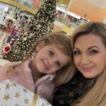 Sandra Parmová Instagram - Holčičí odpoledne a trocha splněných přání pro Natálku. 💫 I vy máte možnost potěšit nejen své blízké, ale třeba i děti z dětských domovů 💞Na hlavním náměstí v @olympiacentrumbrno najdete opět Stromeček splněných přání, kde si můžete u hostesek nějaký dáreček pro děti vybrat ☺️ Kdo tam už byl? My tam viděly spoustu z vás🥰❤️ A věděli jste, že v balící službě u obchodu KIKA vám ZDARMA zabalí dárky nad 500 Kč?🎁 Stačí jen přijít s účtenkou, že jste je v Olympii nakoupili. A komu zbyde chvilka, může opět vyrazit na kluziště. ⛸️🤗 Nebo možná - obzvlášt teď před Vánoci - oceníte jejich dětský koutek @dkolympiabrno - pokud byste si potřebovali v klidu nebo tajně nakoupit 🎅🏼😃🤫🎄 S Emilkou @podle_emily vám přejeme krásný předvánoční čas ❤️🌟 #olympia #vanoce #predvanocnicas #olympiacentrumbrno #stromeceksplnenychprani #nakupy #radost #kluziste #darek #balenidarku #spoluprace #predvanocnicas Olympia Brno