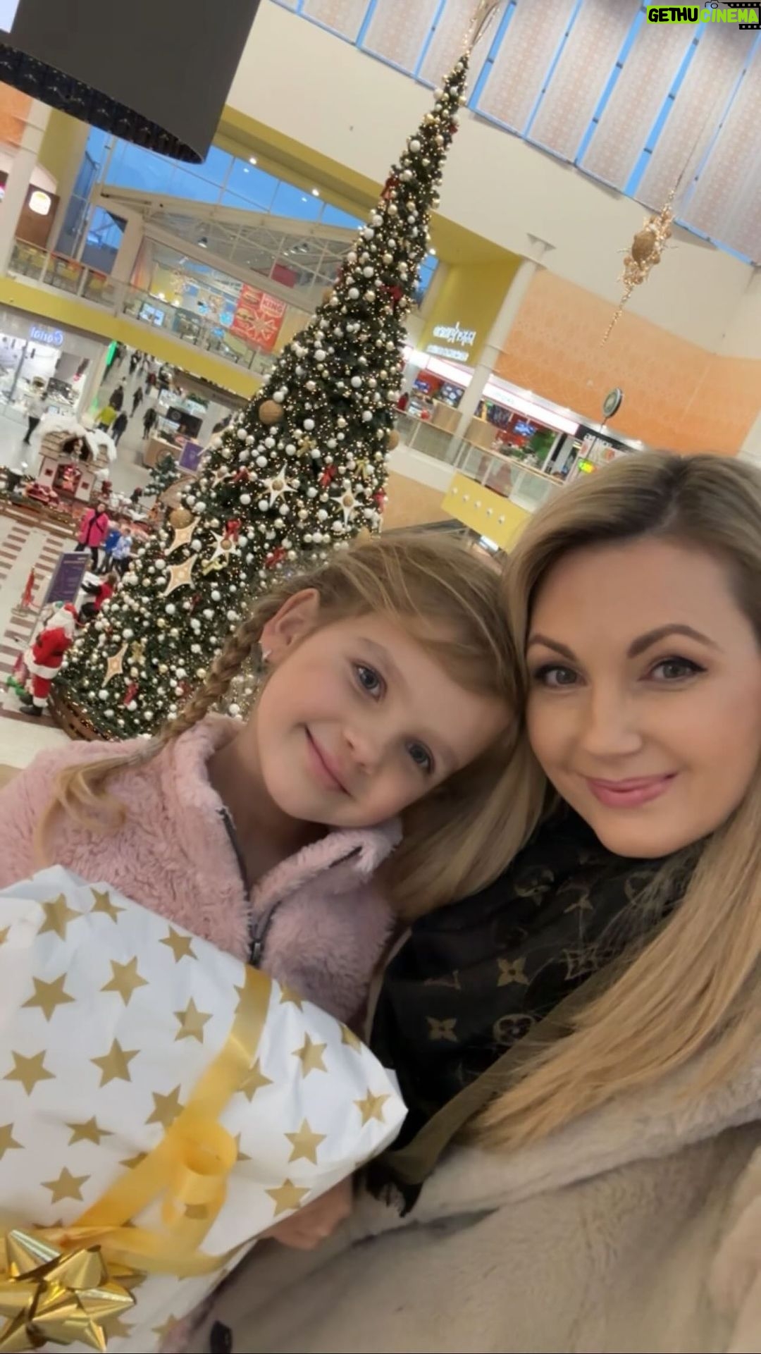 Sandra Parmová Instagram - Holčičí odpoledne a trocha splněných přání pro Natálku. 💫 I vy máte možnost potěšit nejen své blízké, ale třeba i děti z dětských domovů 💞Na hlavním náměstí v @olympiacentrumbrno najdete opět Stromeček splněných přání, kde si můžete u hostesek nějaký dáreček pro děti vybrat ☺️ Kdo tam už byl? My tam viděly spoustu z vás🥰❤️ A věděli jste, že v balící službě u obchodu KIKA vám ZDARMA zabalí dárky nad 500 Kč?🎁 Stačí jen přijít s účtenkou, že jste je v Olympii nakoupili. A komu zbyde chvilka, může opět vyrazit na kluziště. ⛸️🤗 Nebo možná - obzvlášt teď před Vánoci - oceníte jejich dětský koutek @dkolympiabrno - pokud byste si potřebovali v klidu nebo tajně nakoupit 🎅🏼😃🤫🎄 S Emilkou @podle_emily vám přejeme krásný předvánoční čas ❤️🌟 #olympia #vanoce #predvanocnicas #olympiacentrumbrno #stromeceksplnenychprani #nakupy #radost #kluziste #darek #balenidarku #spoluprace #predvanocnicas Olympia Brno