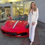 Sandra Parmová Instagram - Pokochat 🥂 a za dětmi ❤️ Děkujeme za pozvání @frhanak_klenotnictvi & @ferrariscuderiapraha ✨ #ferrarired #ferrari #event #klenotnictvihanak #hodinkyhanak #frhanakklenotnictvi #brno #luxurywatches #luxurycars #FerrariScuderiaPraha #passion #beauty #love @ferrari Soho-interiérové centrum Brno