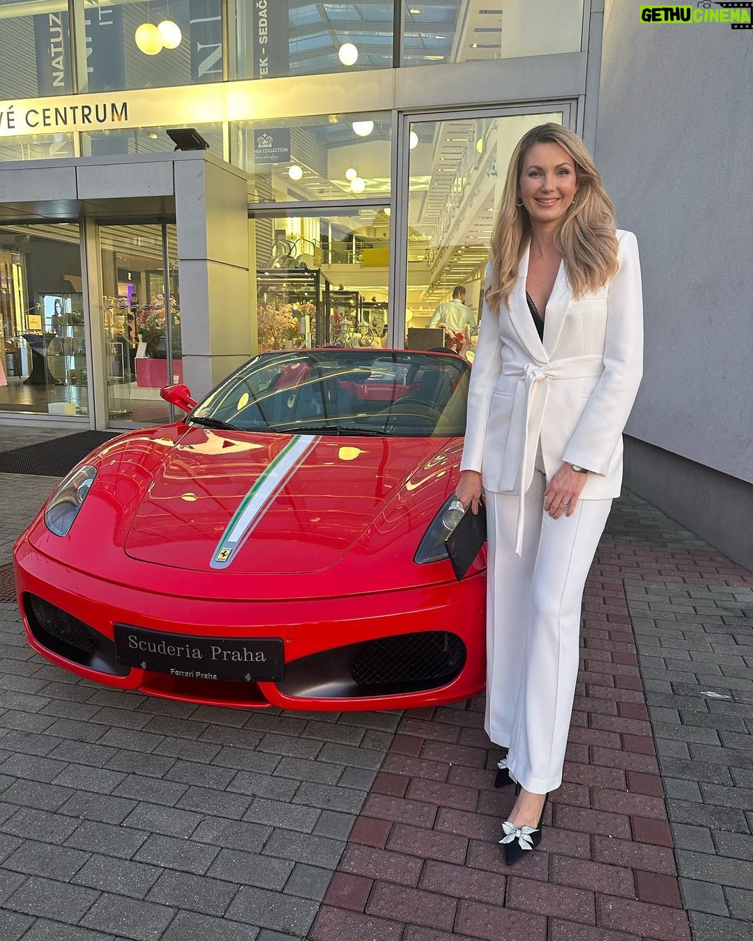 Sandra Parmová Instagram - Pokochat 🥂 a za dětmi ❤️ Děkujeme za pozvání @frhanak_klenotnictvi & @ferrariscuderiapraha ✨ #ferrarired #ferrari #event #klenotnictvihanak #hodinkyhanak #frhanakklenotnictvi #brno #luxurywatches #luxurycars #FerrariScuderiaPraha #passion #beauty #love @ferrari Soho-interiérové centrum Brno