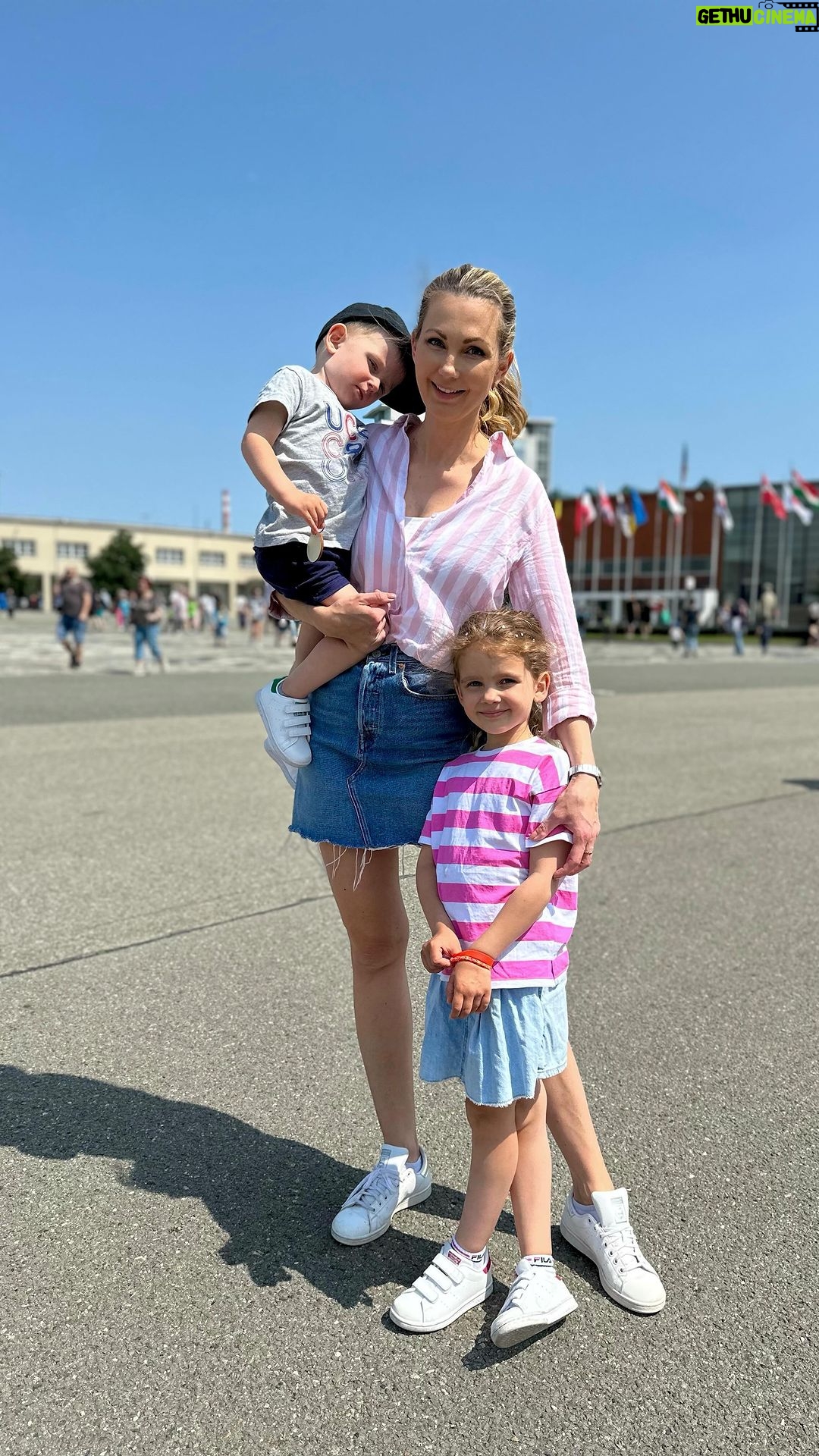 Sandra Parmová Instagram - Ještě zítra pokračují oslavy 95 let @bvvbrno.🎉 Přijďte si taky užít skvělou atmosféru a spoustu atrakcí pro děti ❤️ My si zazpívali a zatančili s @karol.a.kvido, prohlédli si záchranářskou techniku i obří modely planet 🪐, zahráli si florbal, zajezdili na autíčkách a bylo to moc fajn. Vřele doporučujeme 👌🏼❤️ #tip #vylet #brno #oslavy #vystaviste #slavi #bvv #bvvbrno #koncert #karolakvido #florbal #sport #primaden #rodinnyden #tipnavylet #akceprodeti #jiznimorava BVV - Brněnské výstaviště