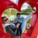 Sandra Parmová Instagram - Děkuju, že můžu být maminka…vaše maminka 🥰❤️ Krásný svátek, milé superženy 🫶🏼🌹 #nejkrasnejsisvatek #denmatek #svatekmatek #maminka #superzena #mom #happymothersday #family #familyfirst #love #mykids #loveyoutothemoonandback @podle_emily 🩷 #trip #familytrip #sarvar #madarsko #vylet #rodinnyvylet Sárvár