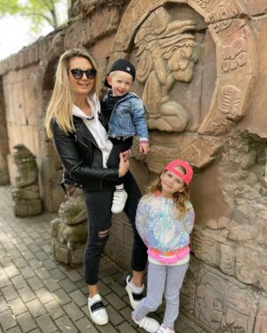 Sandra Parmová Instagram - 📍Zoo Györ #tipnavyletsdetmi 
Moc krásná interaktivní zoo, tak akorát velká, takže to i s menšími dětmi v pohodě zvládnete projít👌🏼 Krmení zvířátek všechny neskutečně bavilo a na nádherném hřišti se děti taky pořádně vyblbly. Z Brna jste tam za 2 hodinky 🚙, moc doporučujeme🤗❤️

#vylet #tip #tipprorodice #vyletsdetmi #zoo #zoogyor #madarsko #interaktivnizoo #dovca #zviratka #krmeni #nacestach #sdetmi #vsechnymojelasky #podleEmily @podle_emily @zoogyorofficial