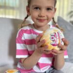 Sandra Parmová Instagram - To nadšení!😻Nové a barvu měnící panenky L.O.L. Surprise! Sunshine jsou zkrátka woooow!🤩 Každá má v balení 8 překvapení a hlavně! - po pár minutách venku na sluníčku mění barvu!😍☀️ A jak můžete vidět na videu - i když Emi doma už pár panenek @lolsurprise_czsk má, tohle byl pro ni fakt zážitek! 🤣❤️ Pokud se vám video líbilo, budeme rády za vaše ❤️👈🏼🥰 #LOLSurprise #LOLSurpriseCZSK #LOLSunshine Makeover #CollectLOL #LOLSurpriseToys #spoluprace #inspirace #tipnadarek #proholcicky #sbiramelolky #podleEmily @podle_emily 🩷 #novinka