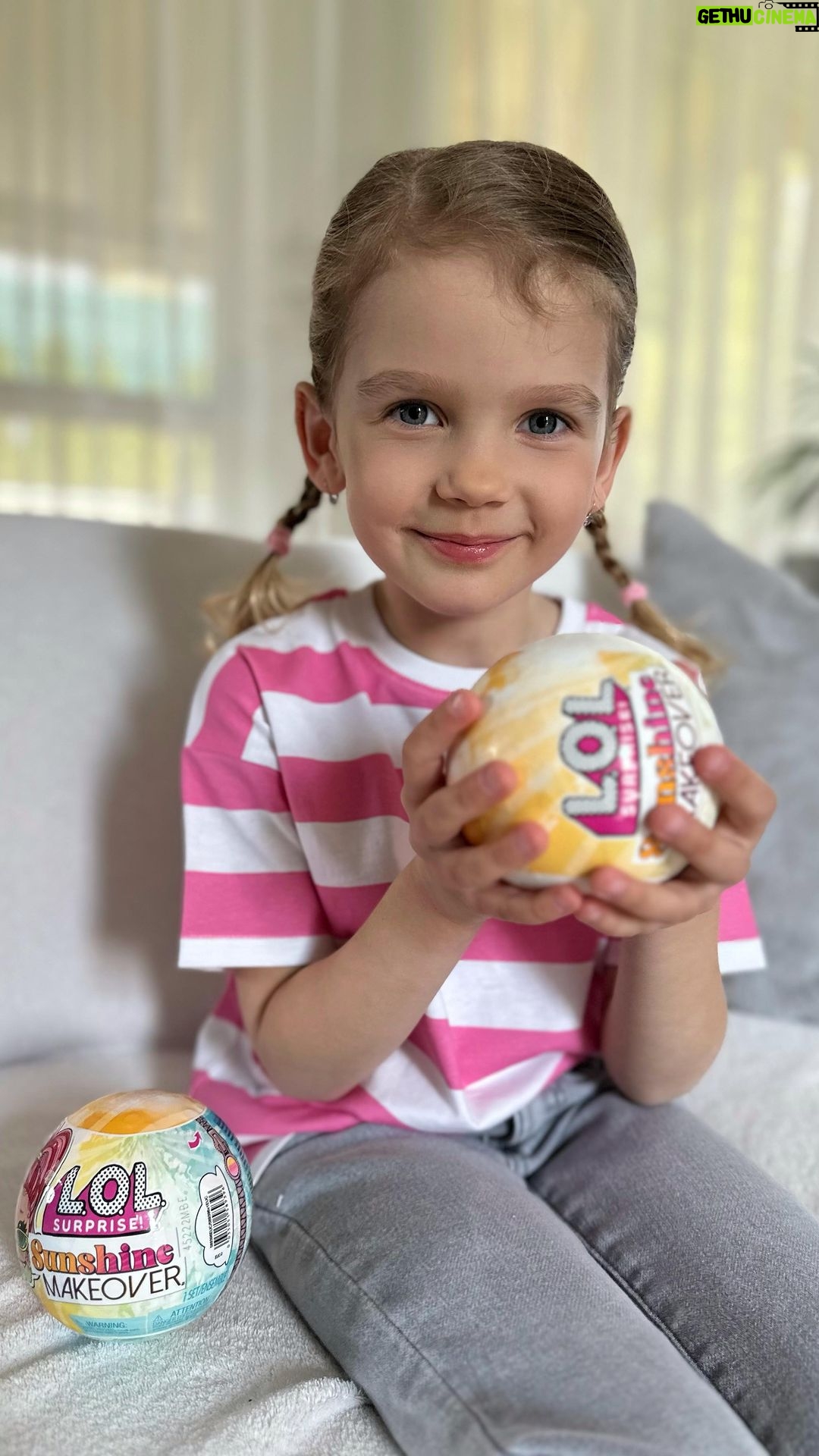 Sandra Parmová Instagram - To nadšení!😻Nové a barvu měnící panenky L.O.L. Surprise! Sunshine jsou zkrátka woooow!🤩 Každá má v balení 8 překvapení a hlavně! - po pár minutách venku na sluníčku mění barvu!😍☀️ A jak můžete vidět na videu - i když Emi doma už pár panenek @lolsurprise_czsk má, tohle byl pro ni fakt zážitek! 🤣❤️ Pokud se vám video líbilo, budeme rády za vaše ❤️👈🏼🥰 #LOLSurprise #LOLSurpriseCZSK #LOLSunshine Makeover #CollectLOL #LOLSurpriseToys #spoluprace #inspirace #tipnadarek #proholcicky #sbiramelolky #podleEmily @podle_emily 🩷 #novinka