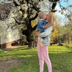 Sandra Parmová Instagram - Krásný svátek lásky všem🌸 Moje sladká 💋👦🏼🥰 #prvnimaj #laskycas #svateklasky #pusaleti #kiss #love #may #chlapecekmuj #lavju