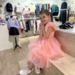 Sandra Parmová Instagram - S Emi vám přinášíme jarní inspiraci z butiku @aboutkids_brno 🌟 a i super tip pro maminky❣️☺️Tak který outfit se vám líbí nejvíc? 🍭🌸☺️ Napište mi do komentáře💗 Maminky, v tomhle dětském butiku mají některé věci i na nás😉 Třeba ty nádherné botky z poslední fotky, kterým jsem neodolala😅, mají až do velikosti 40👌🏼🤩 Až budete v @olympiacentrumbrno, určitě se v About kids zastavte ❤️ #moda #detskamoda #jaro #inspirace #fashion #kidsfashion #aboutkids #aboutkidsbrno #obleceni #obleceniprodeti #premiovamoda #spoluprace #brno #olympia #olympiabrno #jarojetu #🍭 #🌸 #🍬 Olympia Brno