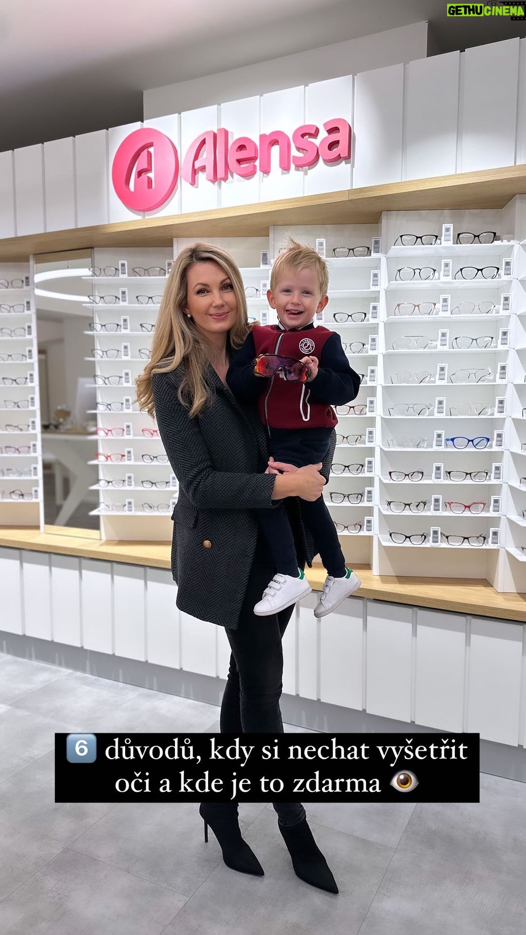 Sandra Parmová Instagram - Věděli jste, že v optikách @alensa.cz vám ZDARMA vyšetří zrak?👁️ Stačí se objednat pomocí online kalendáře na webu. 🗓️ Nepodceňujte prevenci. A třeba taky to, že nosit sluneční brýle je mnohem důležitější v zimě, než v létě, protože odraz paprsků☀️od sněhu❄️ je hrozně nebezpečný. ❤️ A pozor❣️ Do konce roku můžete využít slevové kódy SANDRA50 a SANDRA15 😎 Platí jak na e-shopu, tak i přímo v optikách Alensa. SANDRA50 je 50% sleva na vybrané značky Crullé, Kimikado a Marisio👓 SANDRA15 je 15% sleva na všechny značky Tak mi dejte vědět, komu kód udělal radost a kdo jste se objednal na prevenci.👀 A nebo si to dal třeba jako předsevzetí do nového roku 😉💫❤️ #optika #alensa #vysetrenizraku #vysetrenioci#prevence #predsevzeti #inspirace #bryle #slunecnibryle #dioptrickebryle #cocky #kontaktnicocky #spoluprace #zima #slunce #slunecnipaprsky Brno, Czech Republic