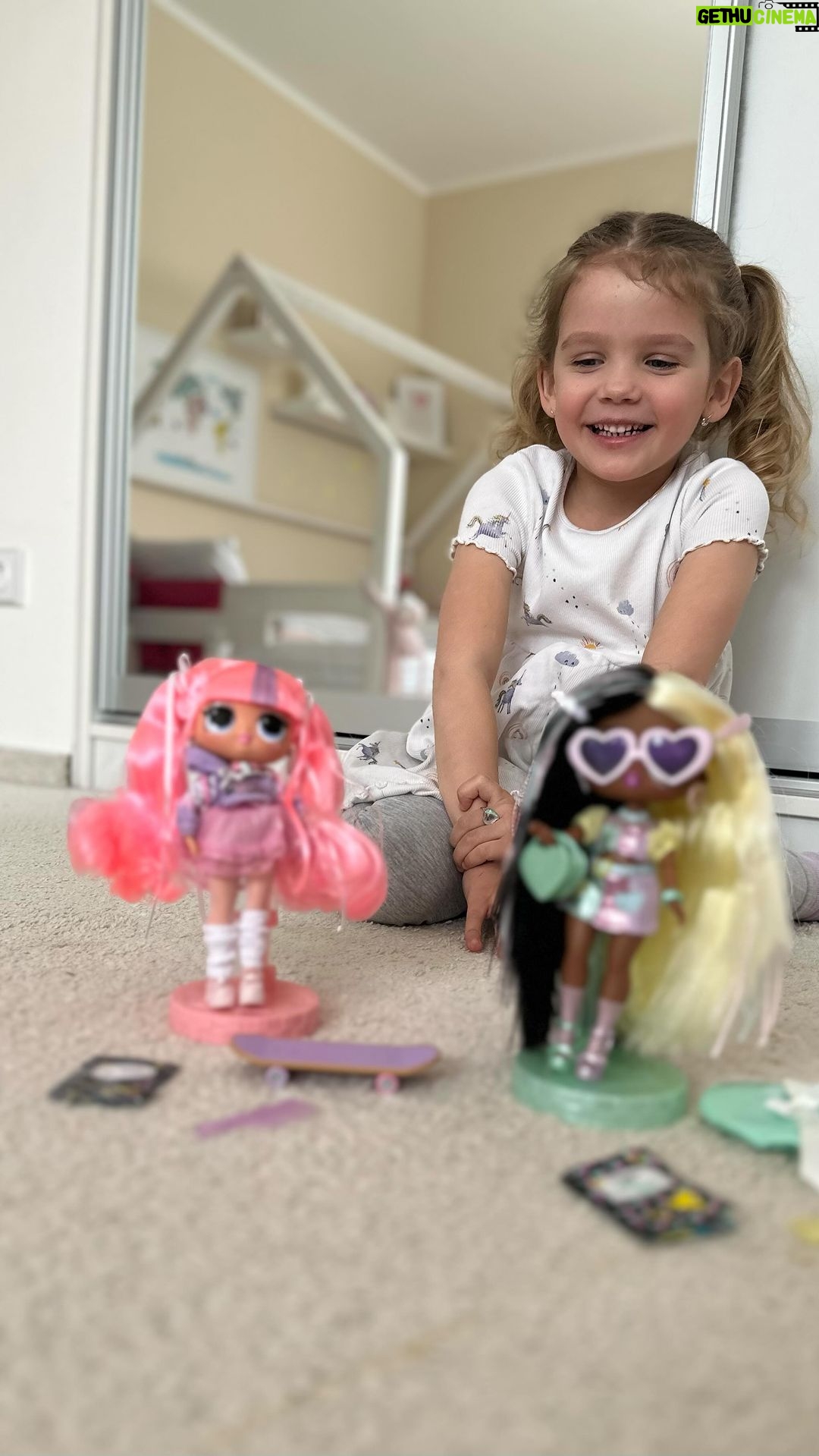Sandra Parmová Instagram - Dnes vám chceme ukázat NOVINKU od @lolsurprise_czsk!😍👏🏼 Zbrusu novou čtvrtou sérii oblíbených panenek Tweens. Jsou tak krásné a cool, že jsem je i já Emilce trošku záviděla 🤭🤩 V této sérii se dají nasbírat 4 nejlepší kamarádky. My máme Darcy Blush a Ali Dance. Každá panenka má 15 doplňků. Ali má skateboard, Darcy zase stylový klobouček. A samozřejmě nechybí další doplňky jako deníček, kabelka nebo batůžek, šperky, hřebínek… Zkrátka to bylo doma zase radosti😃 Takže až nebudete vědět, jaký dárek pro vaše princezny, s tímto se jistě trefíte. 🥳💜 Co na panenky říkáte? 🎀 Jo a pokud se vám líbí video, budeme s Emi moc rády za vaše ❤️🥰 #LOLSurprise #LOLSurpriseCZSK #LOLTweens #CollectLOL #LOLSurpriseToys #spoluprace #inspirace #tipnadarek #proholcicky #sbiramelolky @podle_emily 💕#podleEmily #novinka